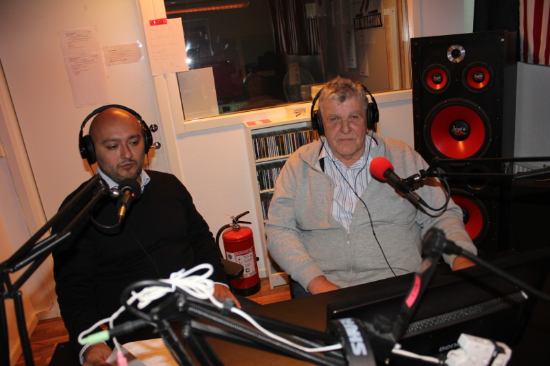 Programledarna Victor Diaz De Filippi och Jan Jönsson.